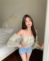 Blusa sexy con mangas abullonadas y tirantes florales
